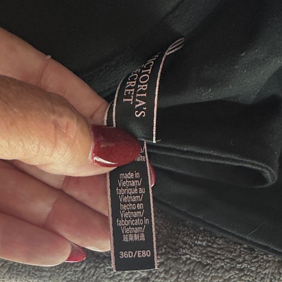 NWT Victoria's Secret Black and Gray Bra - Picture 6 of 6